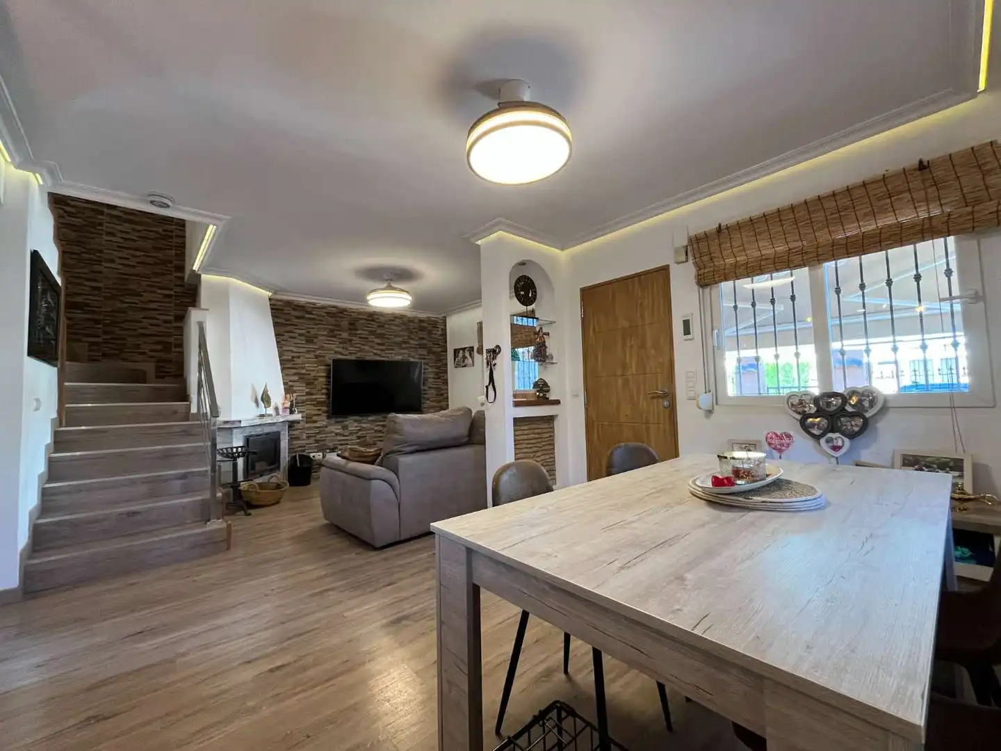 Sala d'estar de Casa adosada en venda en Orihuela amb Aire condicionat, Piscina i Moblat