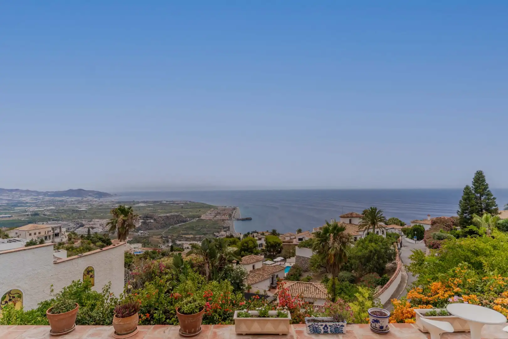 Vista exterior de Casa o xalet en venda en Salobreña amb Aire condicionat, Calefacció i Jardí privat
