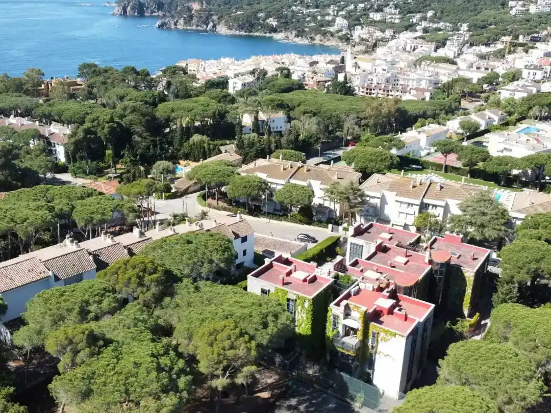 Vista exterior de Pis en venda en Palafrugell amb Aire condicionat i Piscina
