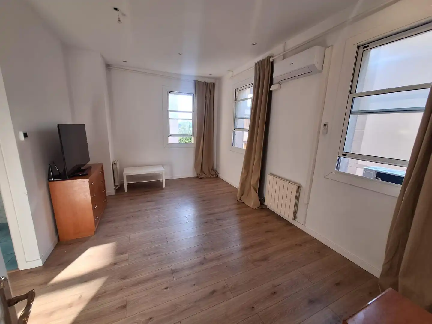 Schlafzimmer von Wohnung zum Verkauf in Barcelona mit Klimaanlage und Heizung