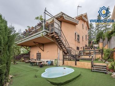 Detached house with balcony for sale in Calle Calle Sauce