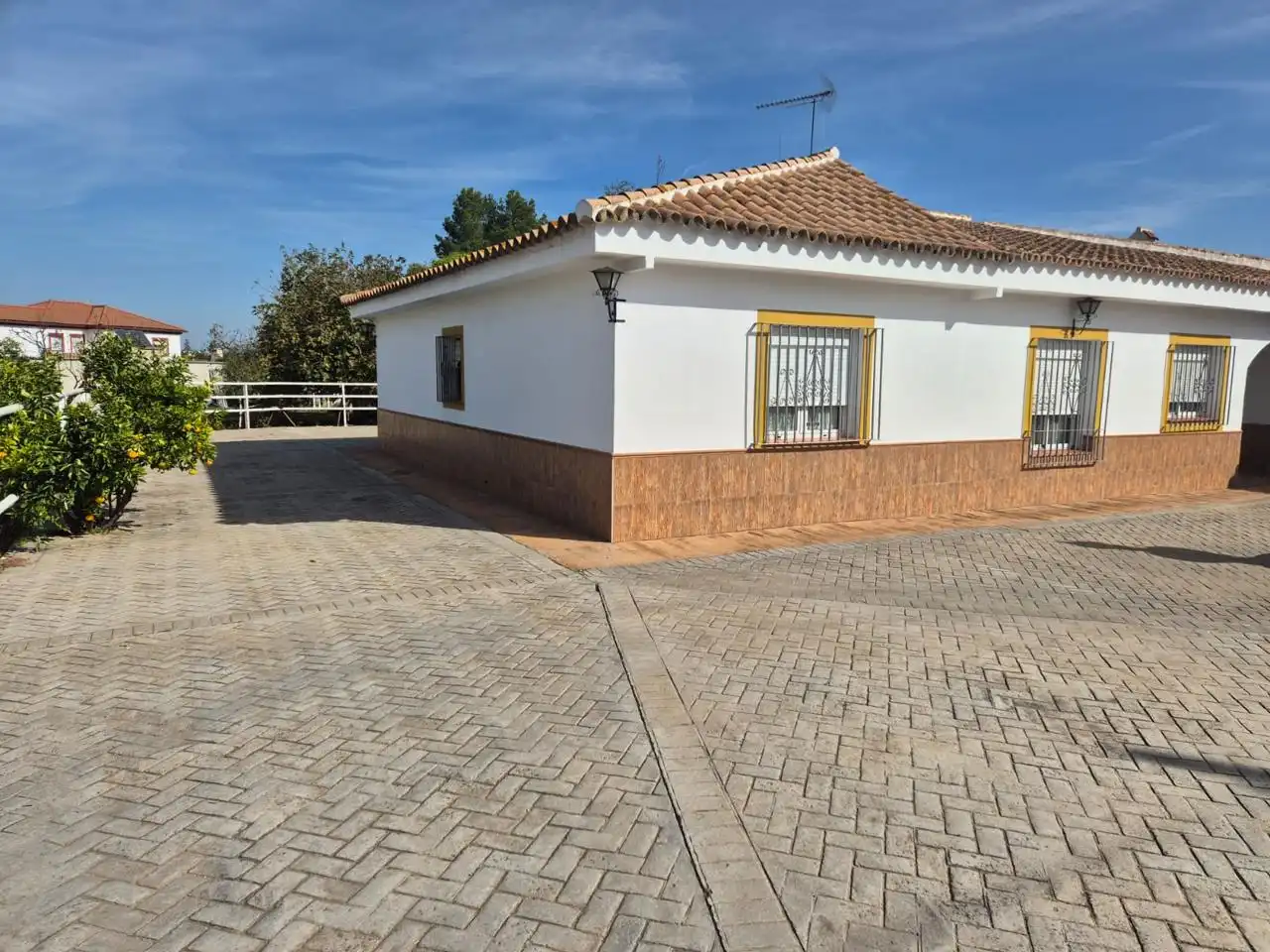 Vista exterior de Casa o chalet en venta en Palomares del Río con Aire acondicionado, Jardín privado y Terraza