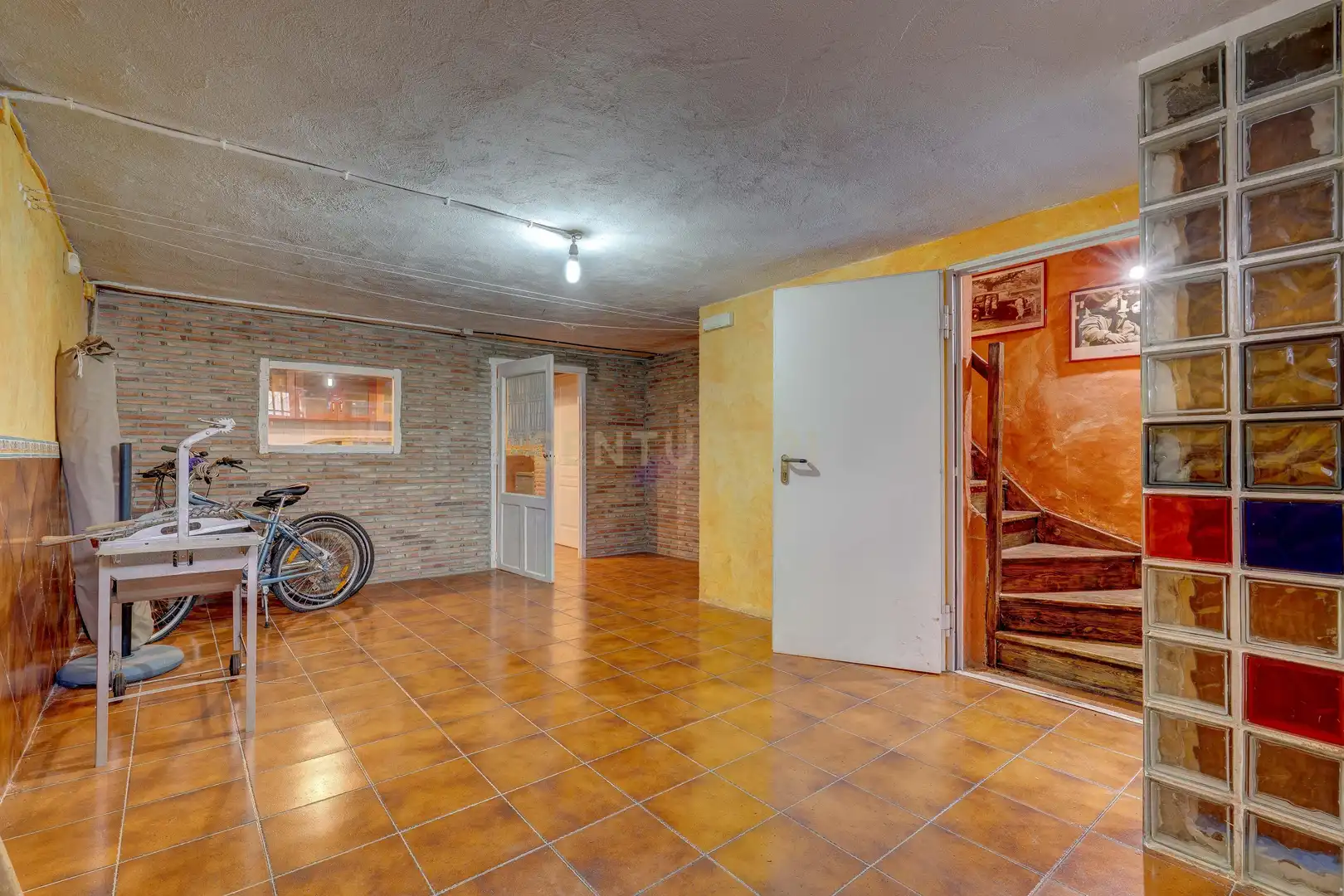 Einfamilien-Reihenhaus zum Verkauf in Anguciana mit Privatgarten, Abstellraum und Schwimmbad