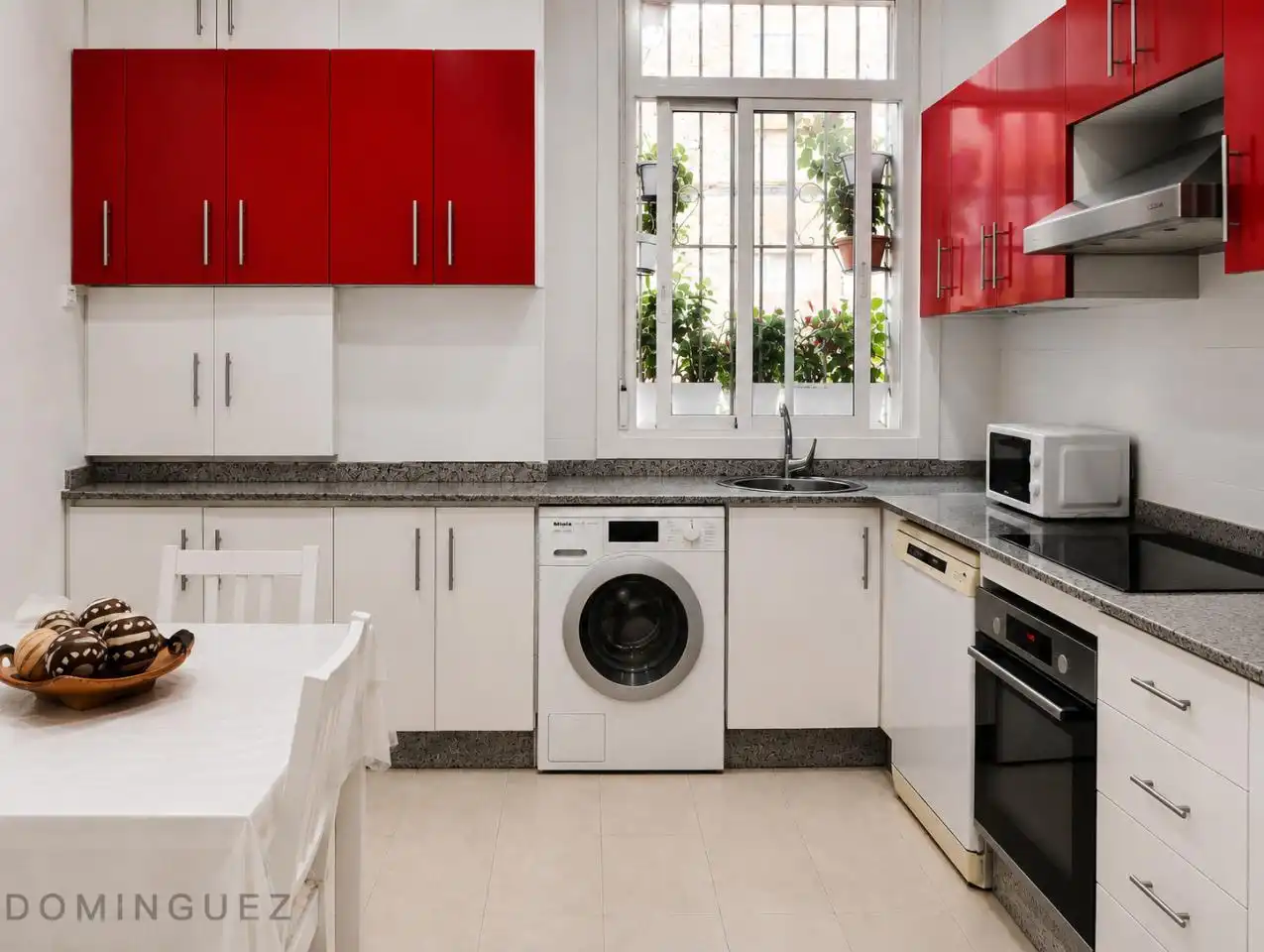 Cocina de Planta baja en venta en Vigo  con Calefacción y Amueblado