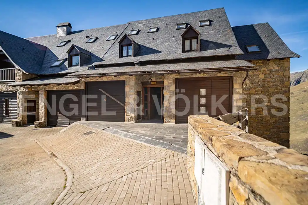 Vista exterior de Casa adosada en venda en Naut Aran amb Calefacció, Moblat i Forn
