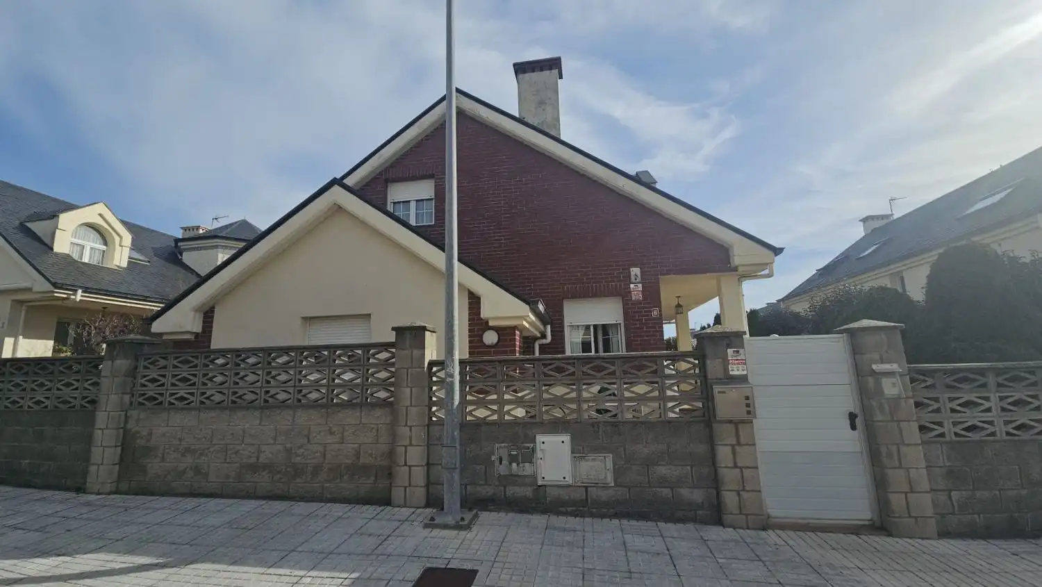 Außenansicht von Haus oder Chalet zum Verkauf in Santa Cruz de Bezana mit Heizung