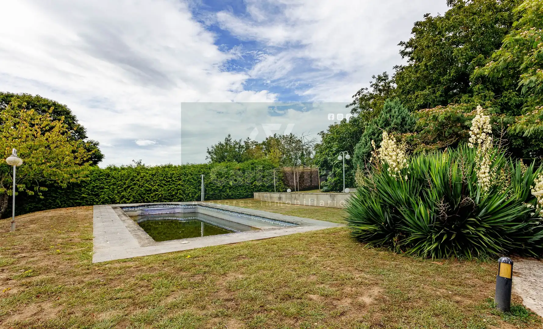 Piscina de Finca rústica en venda en Lugo amb Jardí privat, Parquet i Terrassa