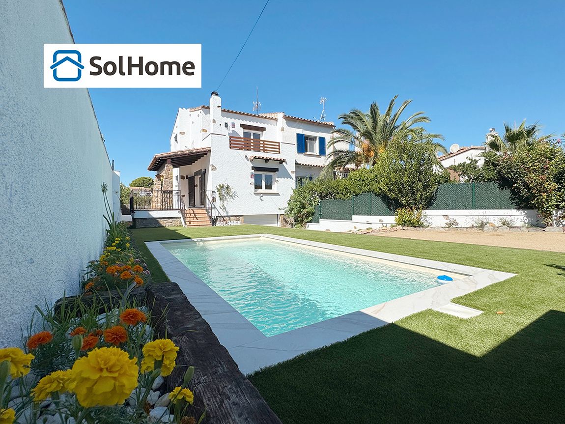 Vista exterior de Casa adosada en venta en L'Escala con Calefacción, Jardín privado y Terraza