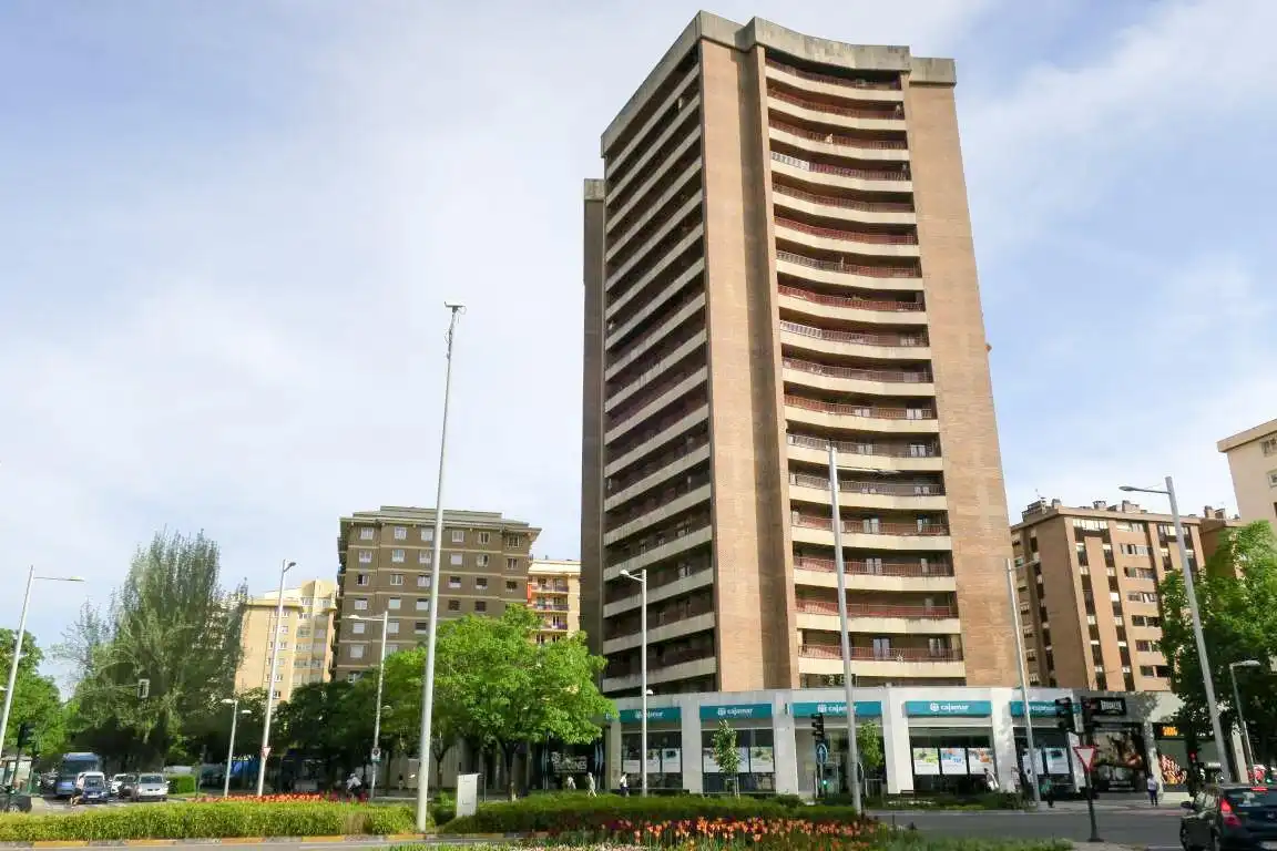 Vista exterior de Piso de alquiler en  Pamplona / Iruña con Parquet
