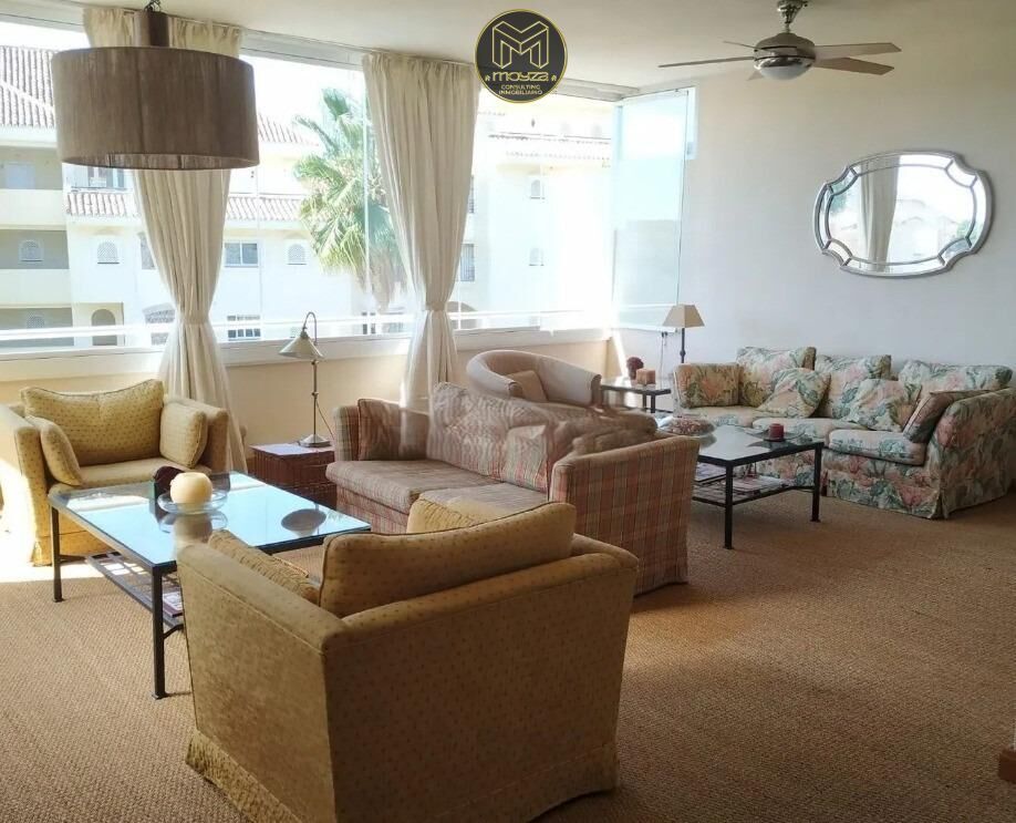 Sala d'estar de Pis de lloguer en Marbella amb Aire condicionat, Calefacció i Jardí privat