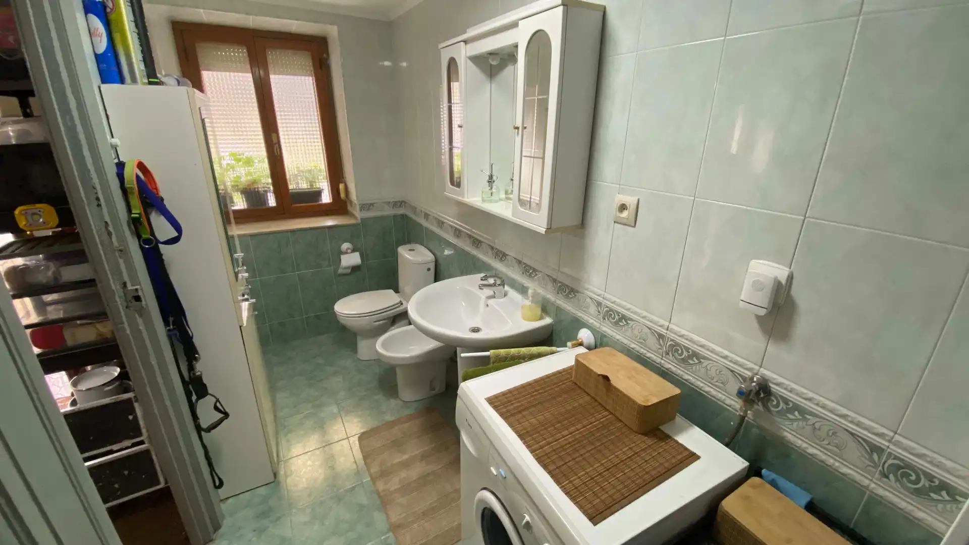 Badezimmer von Einfamilien-Reihenhaus zum Verkauf in San Martín del Rey Aurelio mit Privatgarten, Terrasse und Möbliert