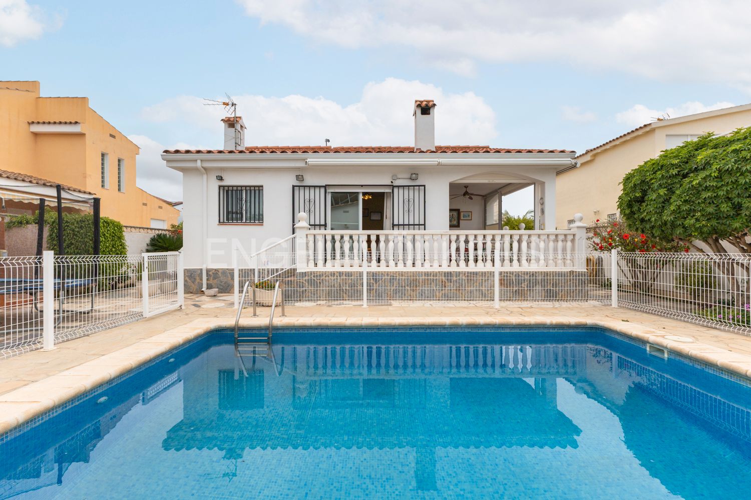 Vista exterior de Casa o xalet en venda en Vinaròs amb Aire condicionat, Calefacció i Jardí privat