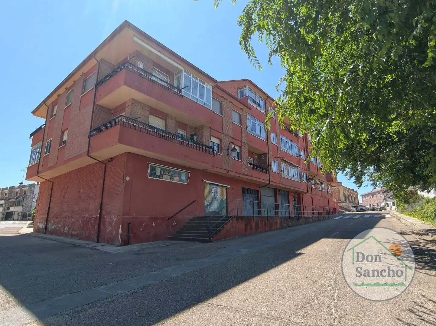 Vista exterior de Piso en venta en Viana de Cega con Terraza, Trastero y Amueblado