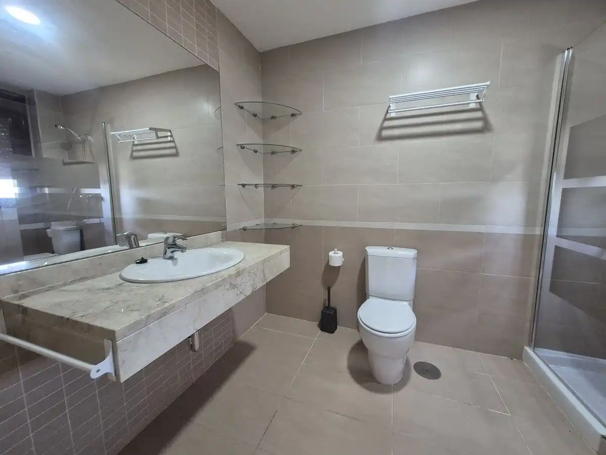 Badezimmer von Dachboden zum Verkauf in Manilva mit Klimaanlage, Heizung und Terrasse