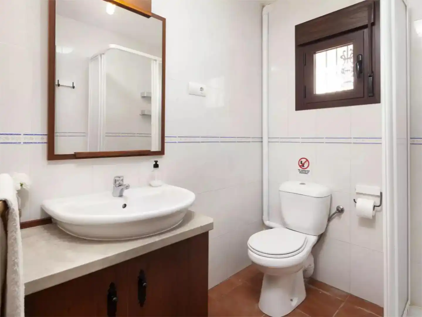 Bany de Finca rústica de lloguer en Cútar amb Aire condicionat, Jardí privat i Piscina