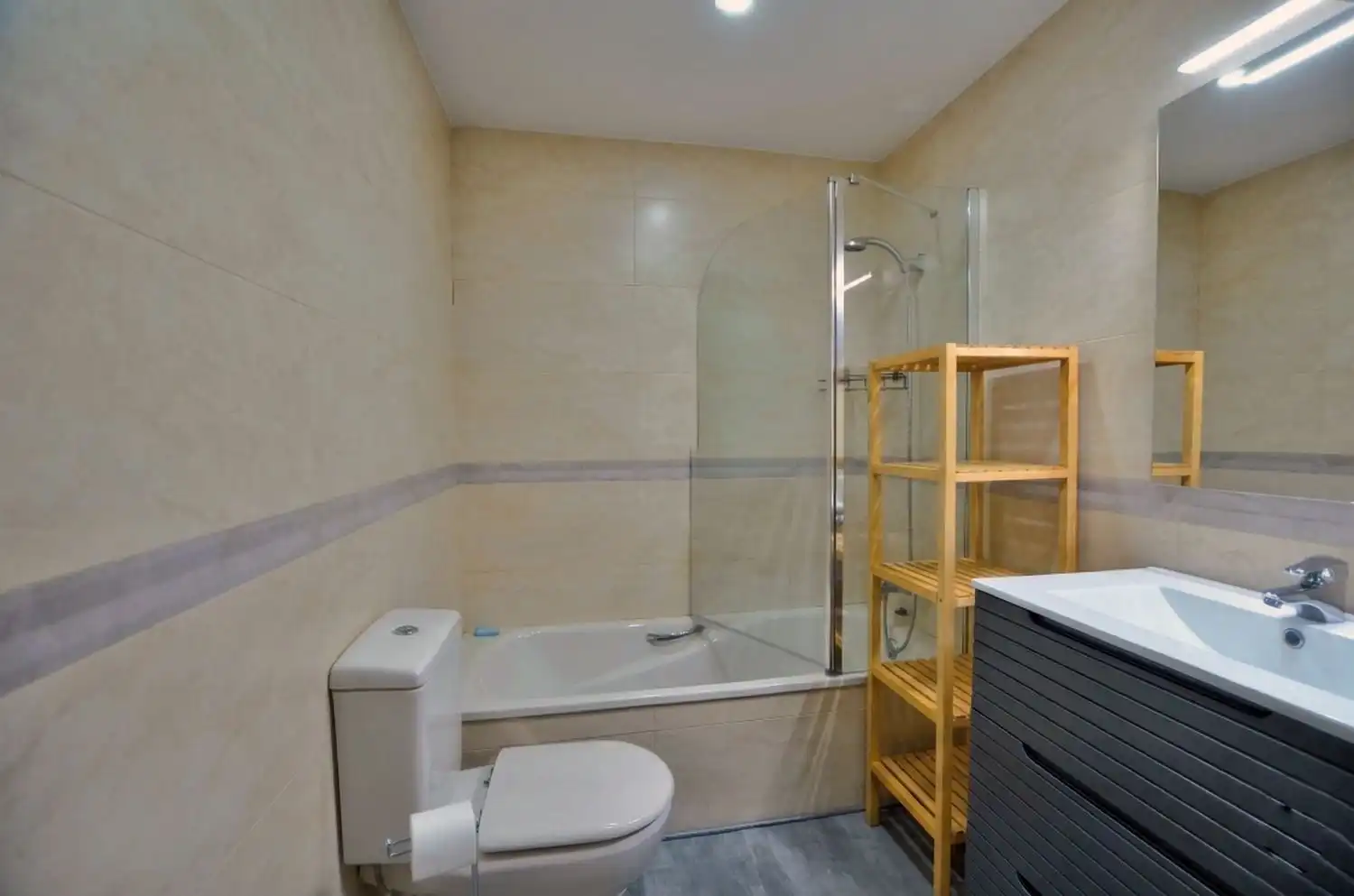 Baño de Piso en venta en Oviedo  con Aire acondicionado, Calefacción y Jardín privado