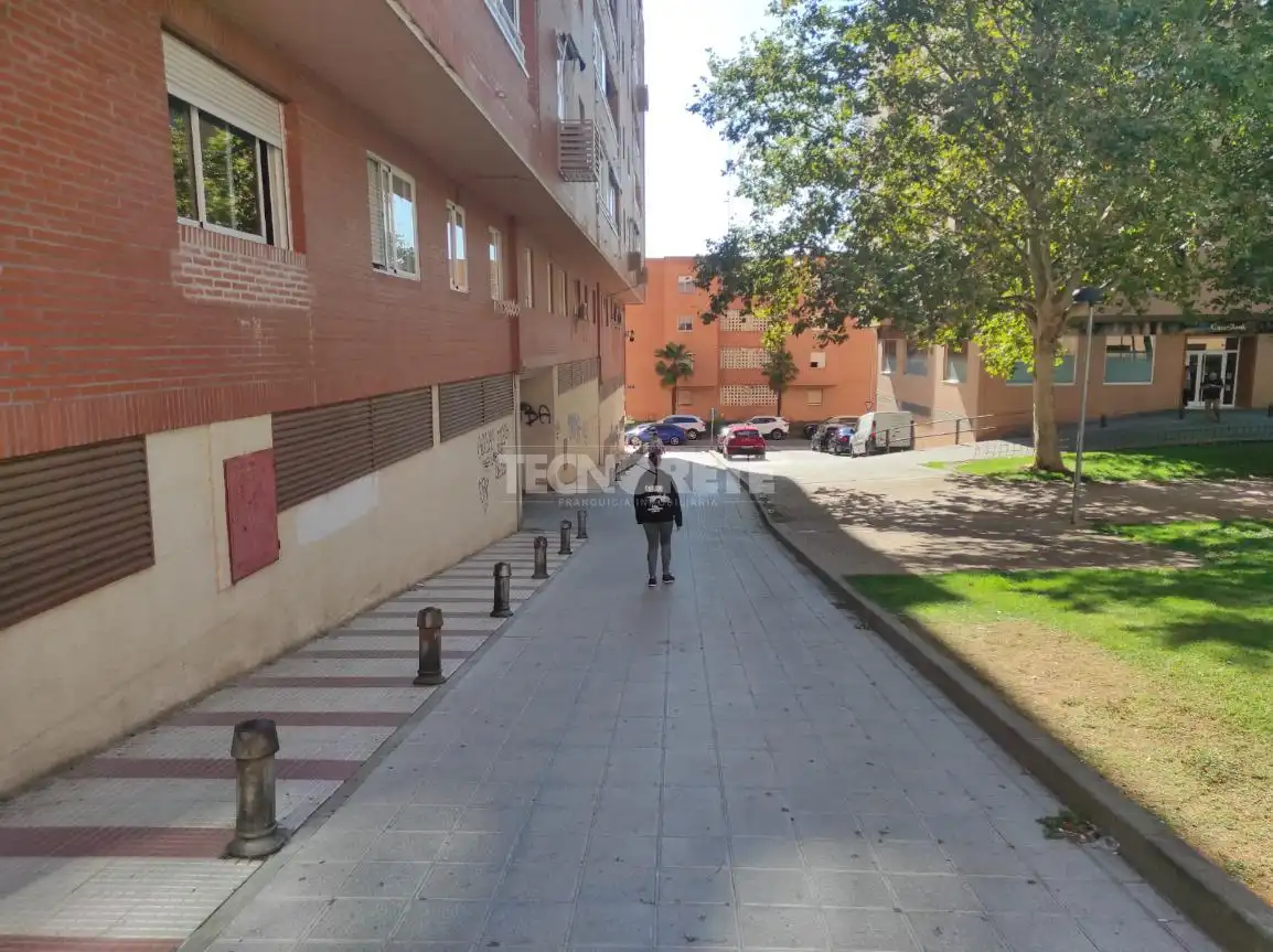 Vista exterior de Garatge en venda en Guadalajara