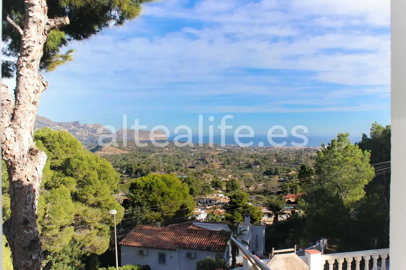 Vista exterior de Casa o xalet en venda en La Nucia amb Aire condicionat, Jardí privat i Terrassa