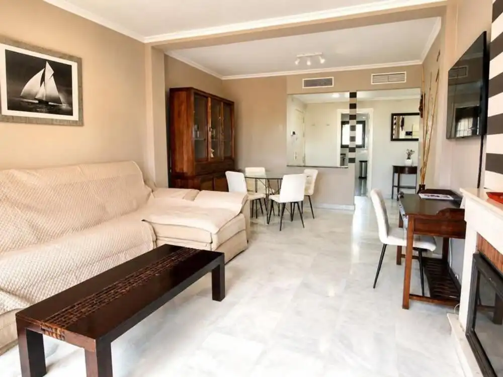 Sala d'estar de Apartament de lloguer en Estepona amb Aire condicionat, Terrassa i Piscina