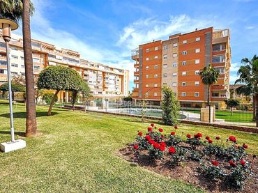 Àtic amb piscina en venda a Avenida del Editor Ángel Caffarena