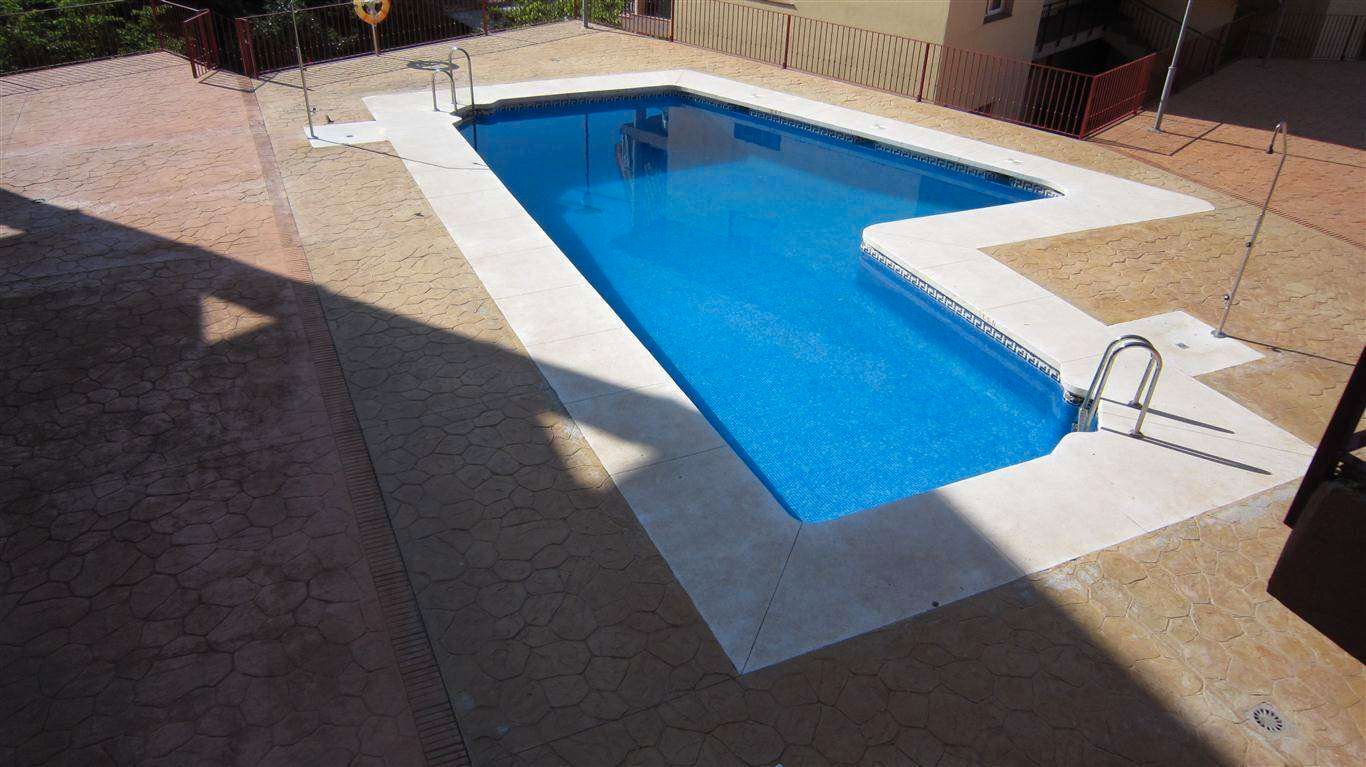 Swimming pool of Flat for sale in Fuengirola  with Air Conditioner, Terrace and Community pool
