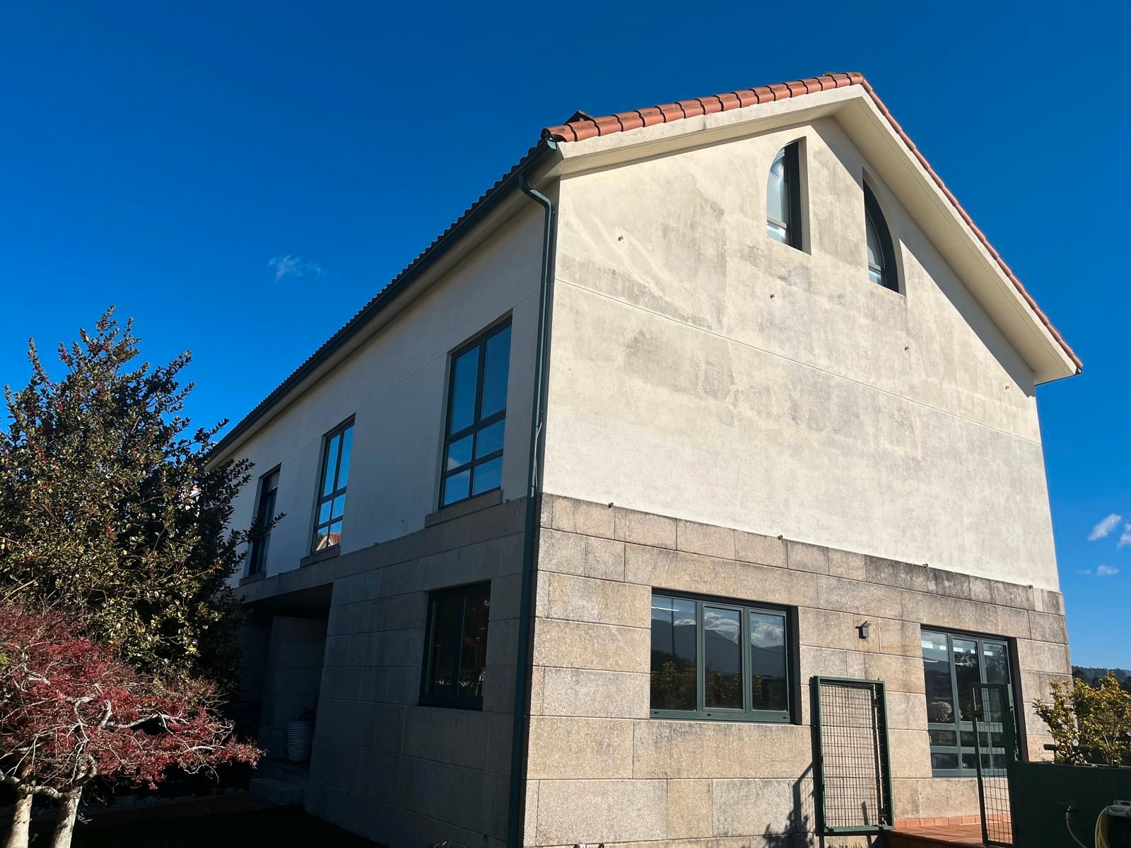 Vista exterior de Casa adosada en venda en Nigrán amb Calefacció i Terrassa