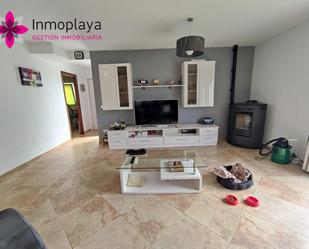 Sala d'estar de Casa o xalet en venda en Bareyo amb Calefacció, Jardí privat i Terrassa