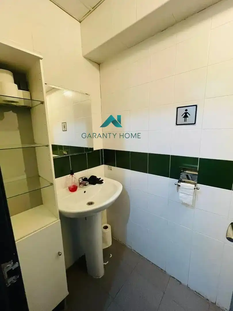 Badezimmer von Fabrikhallen zum Verkauf in Madrid