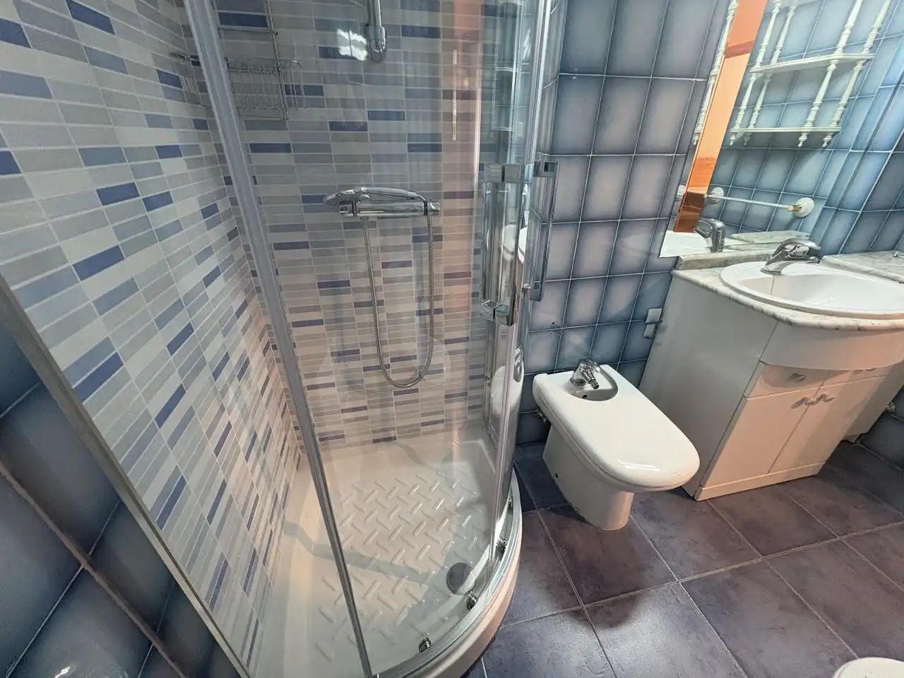 Badezimmer von Erdgeschoss zur Miete in San Lorenzo de El Escorial mit Heizung, Parkett und Möbliert