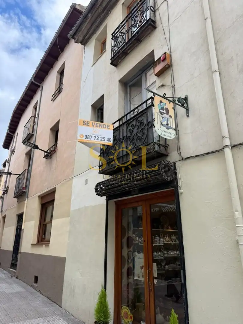 Außenansicht von Gebäude zum Verkauf in León Capital 