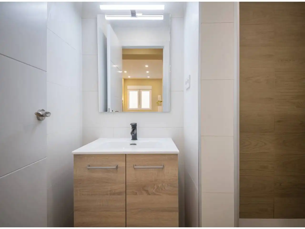 Baño de Estudio de alquiler en Barcelona con Aire acondicionado, Amueblado y Alarma