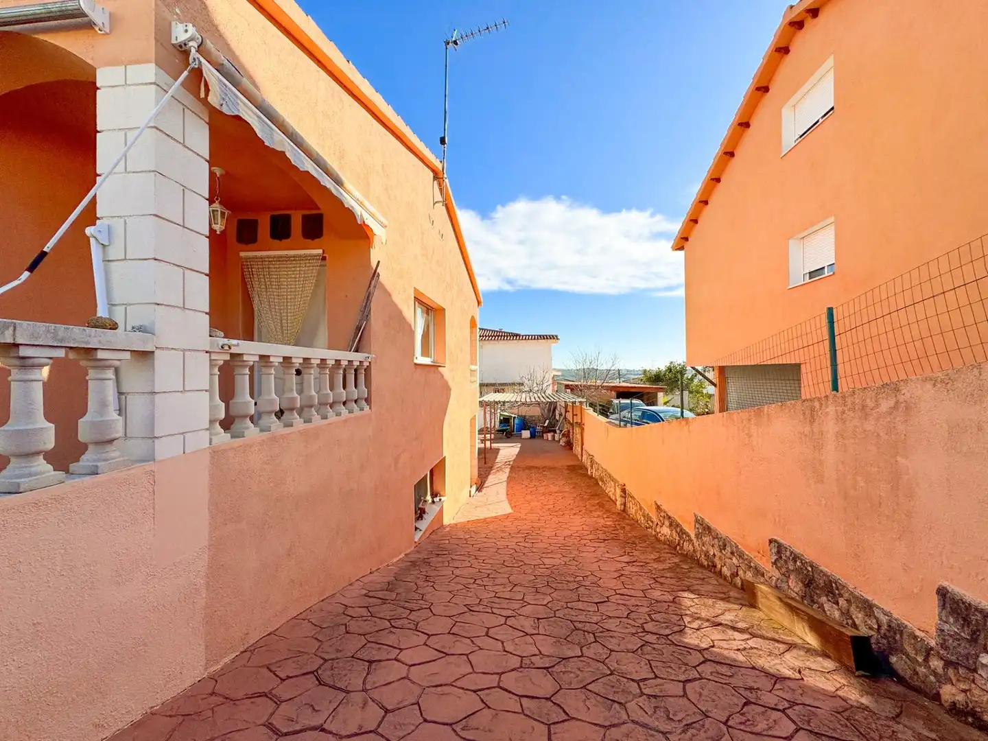 Vista exterior de Casa adosada en venda en El Vendrell amb Aire condicionat, Calefacció i Terrassa