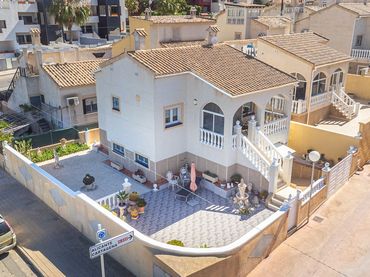 Casa aparellada amb balcó en venda a Orihuela Costa