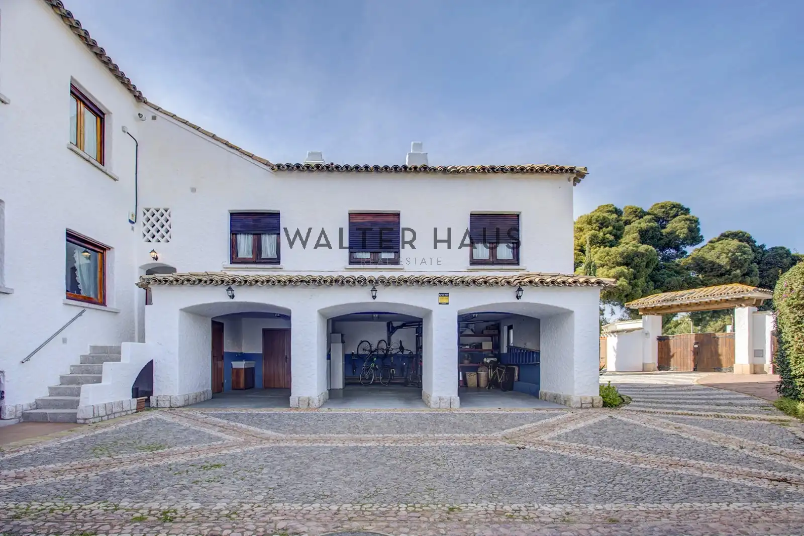 Außenansicht von Haus oder Chalet zum Verkauf in Sitges mit Klimaanlage, Heizung und Privatgarten