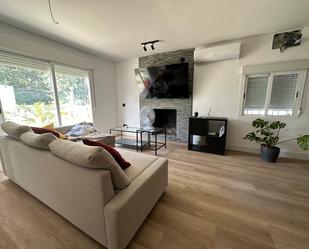 Sala d'estar de Casa o xalet en venda en Colmenar de Oreja amb Aire condicionat, Calefacció i Jardí privat