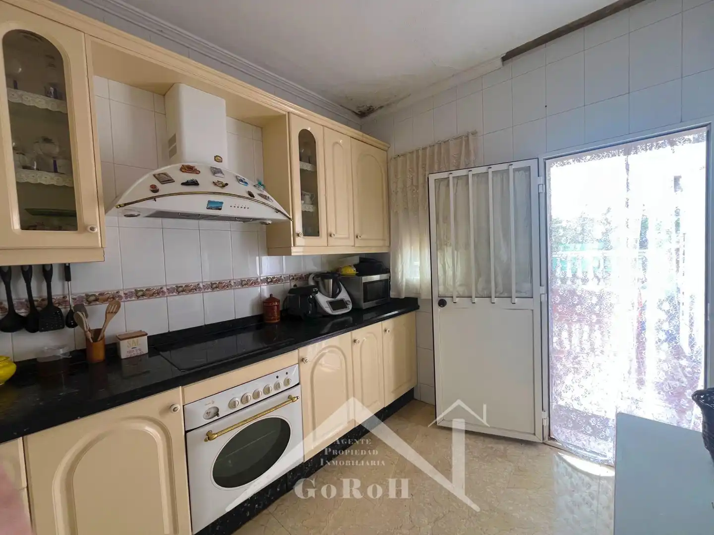 Cuina de Casa o xalet en venda en Almadén de la Plata amb Jardí privat, Terrassa i Traster
