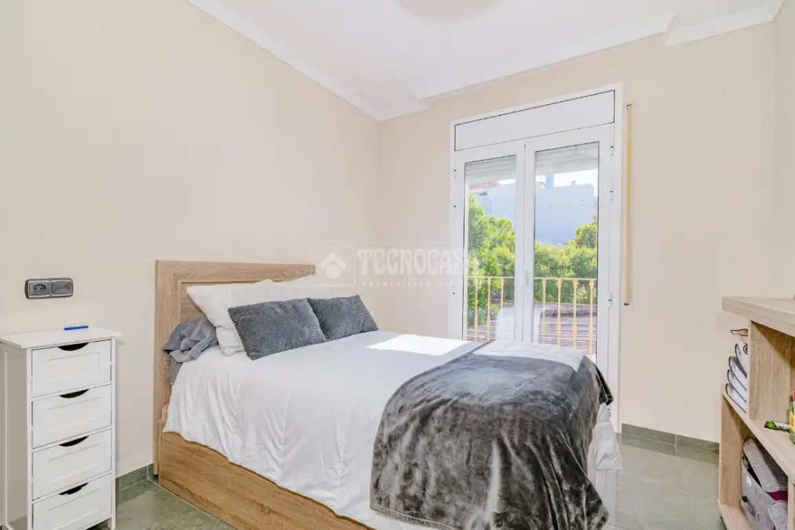 Dormitori de Casa o xalet en venda en Lucena amb Aire condicionat, Jardí privat i Moblat