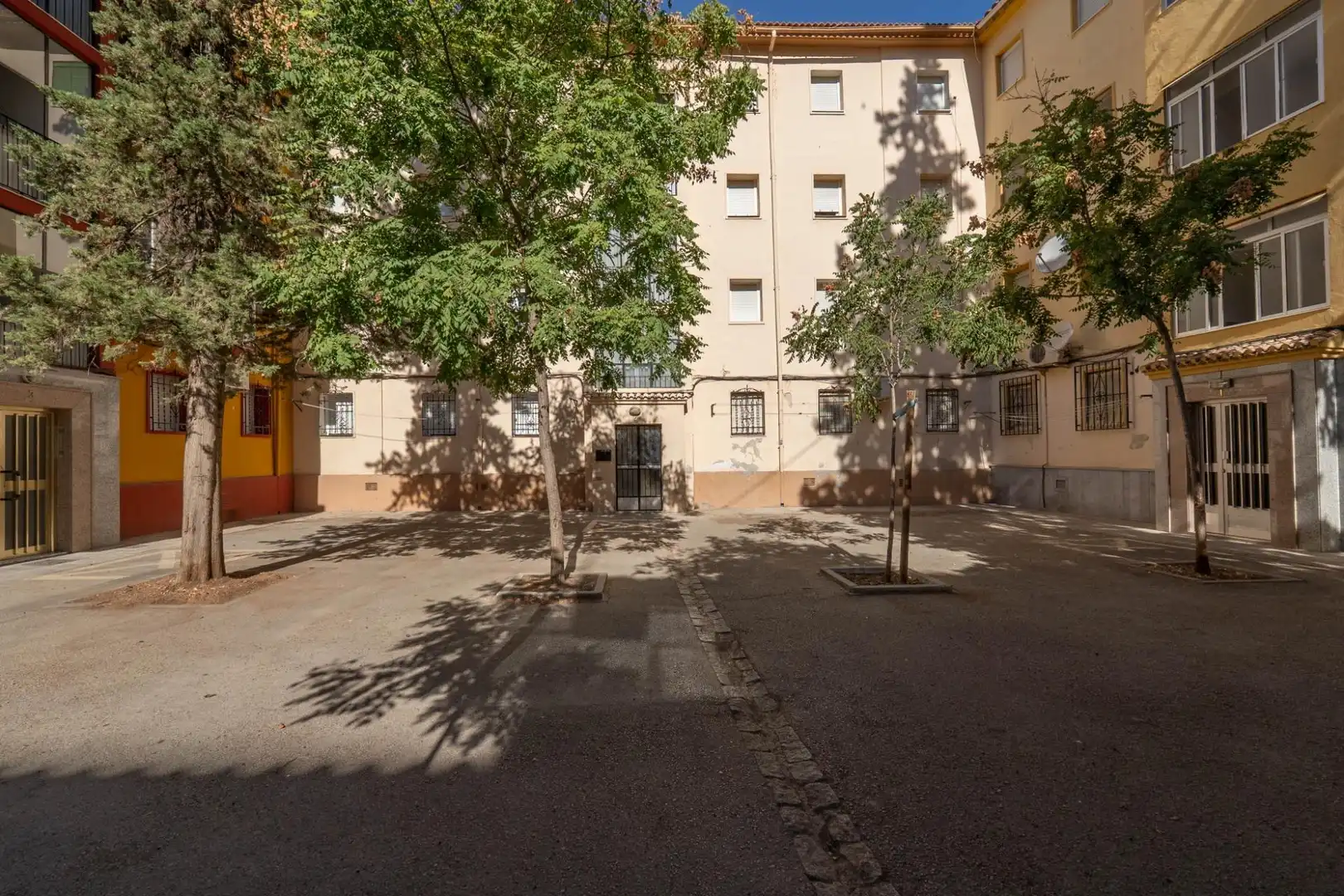 Vista exterior de Pis en venda en Granada amb Aire condicionat i Balcó