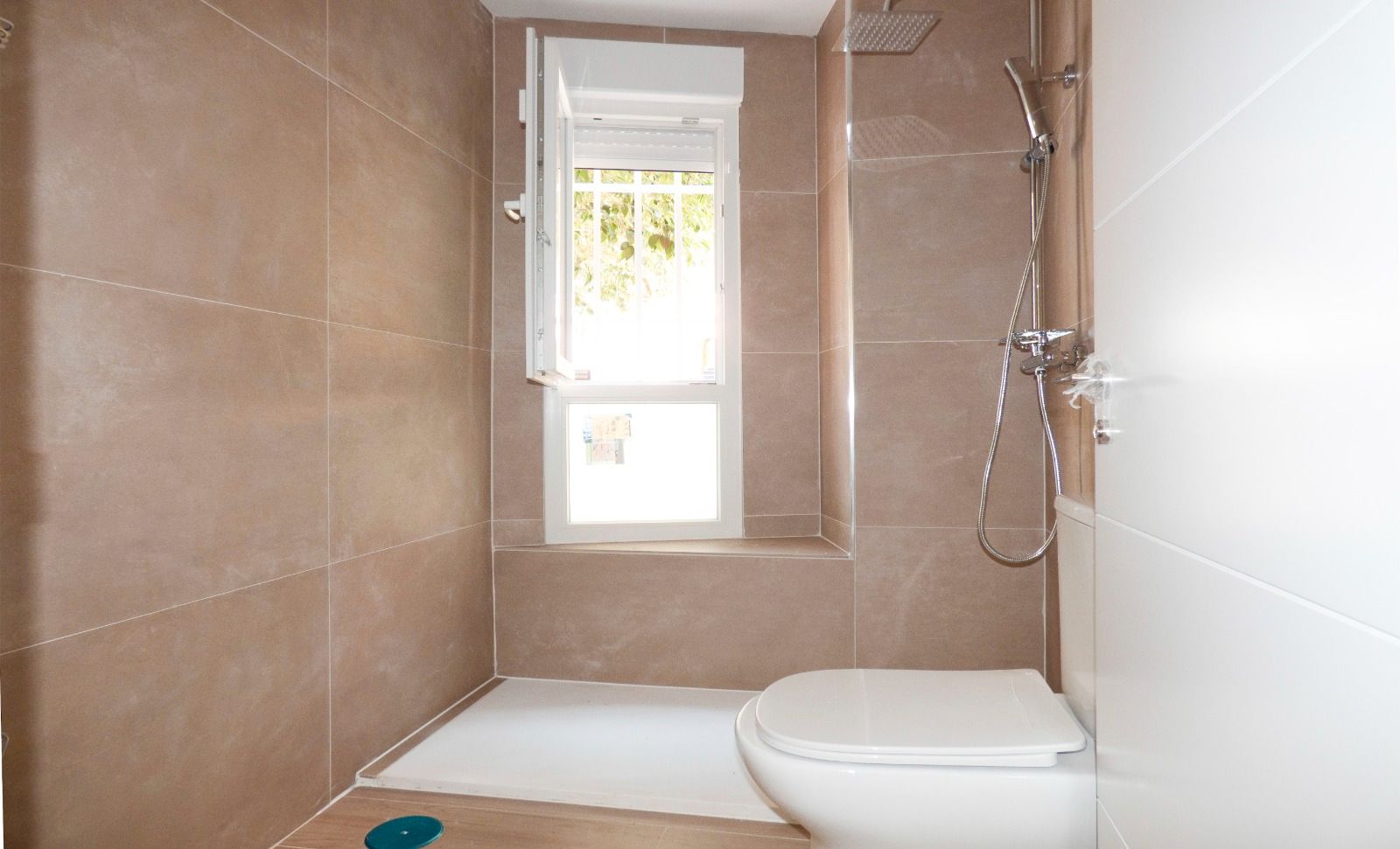 Bathroom of Flat for sale in Alcorcón  with Oven, Washing machine and Microwave