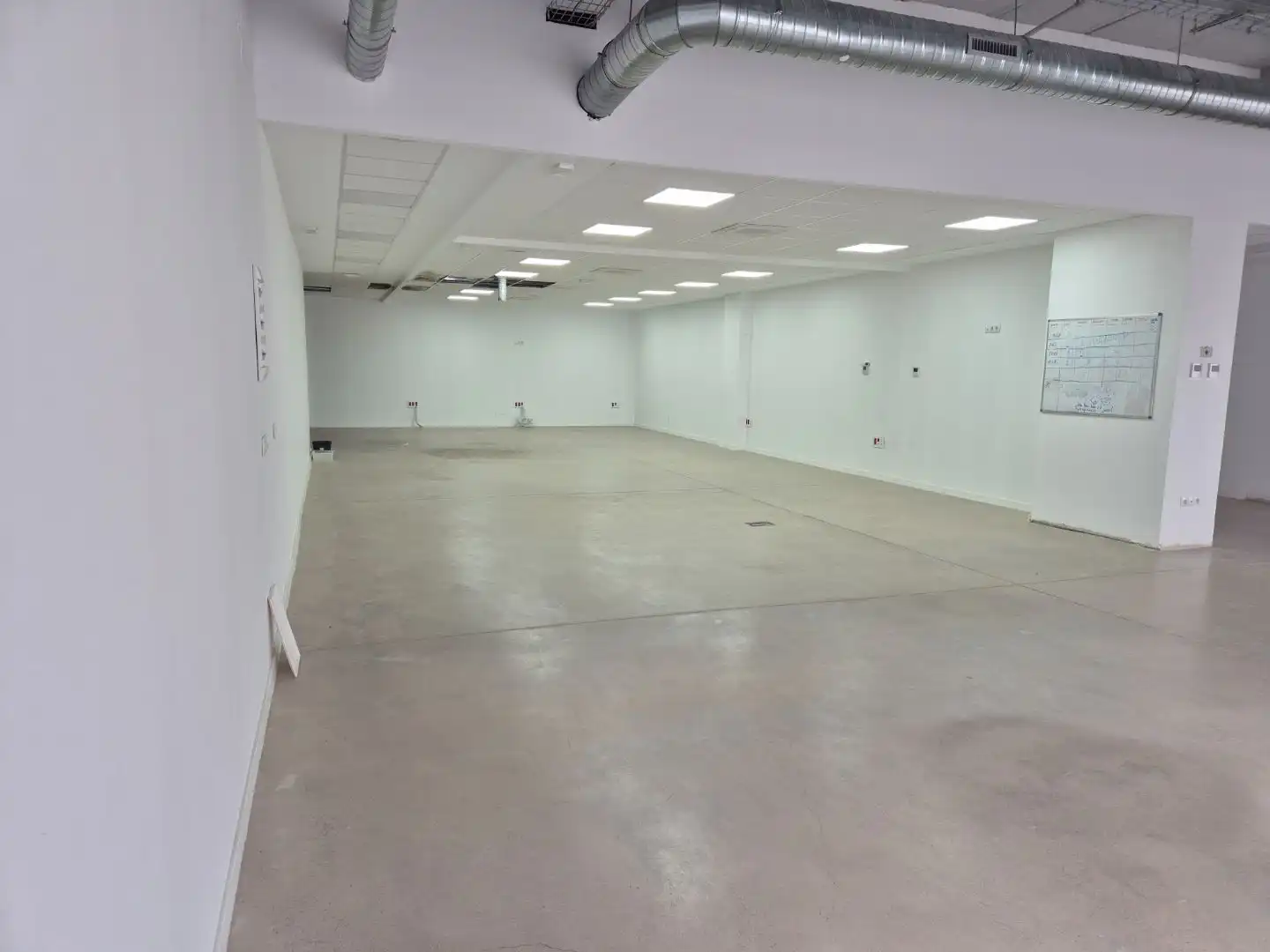Commercial properties for rent in Utrera  with Air Conditioner and Alarm