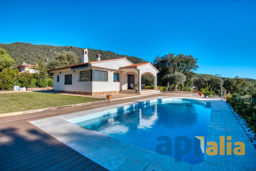 Vista exterior de Casa o xalet en venda en Santa Cristina d'Aro amb Aire condicionat, Calefacció i Jardí privat