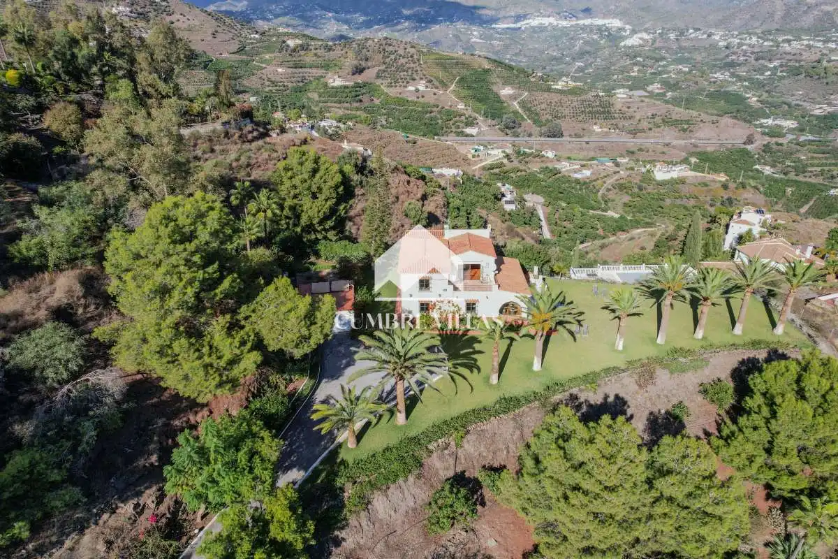 Vista exterior de Casa o xalet en venda en Nerja amb Jardí privat i Terrassa