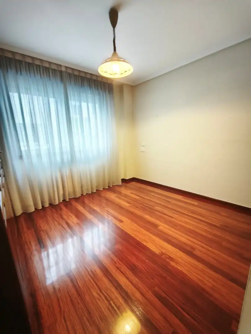 Habitación de Piso de alquiler en Vigo  con Calefacción, Parquet y Horno