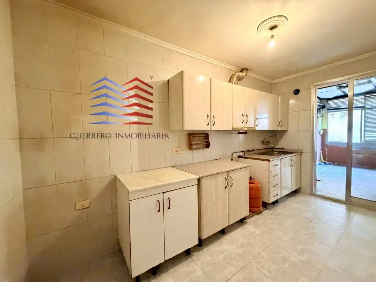 Cocina de Piso en venta en Ourense Capital  con Terraza, Trastero y Balcón