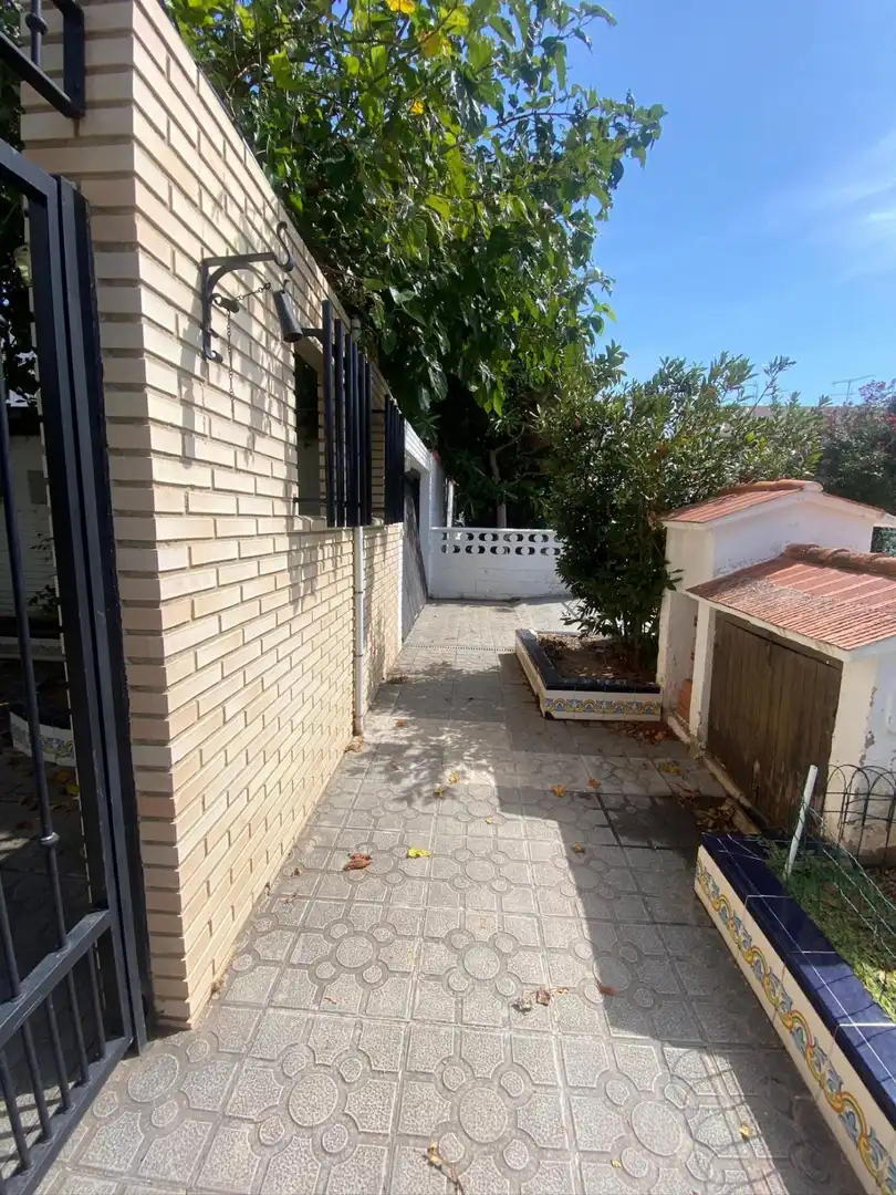 Vista exterior de Casa o xalet en venda en Sagunto / Sagunt amb Aire condicionat, Jardí privat i Terrassa