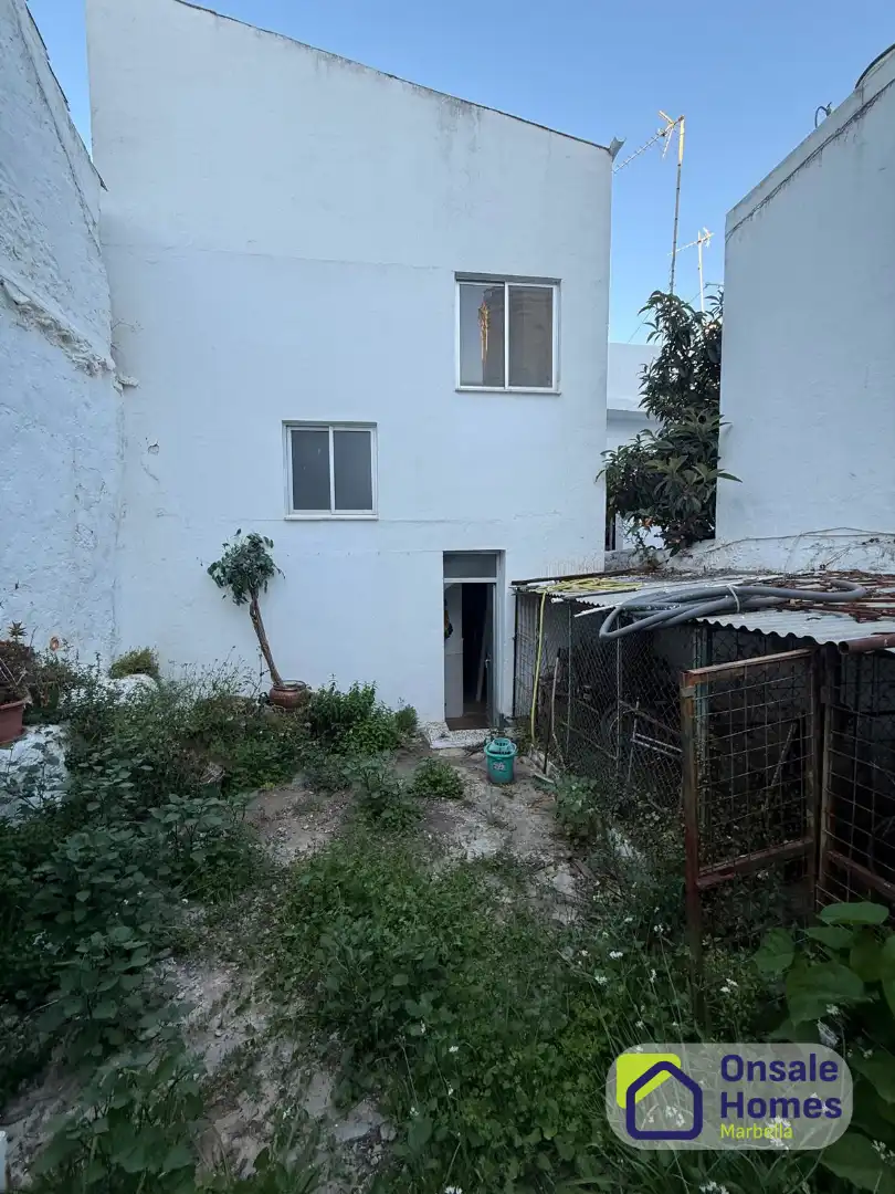Vista exterior de Casa adosada en venda en Marbella amb Jardí privat i Balcó
