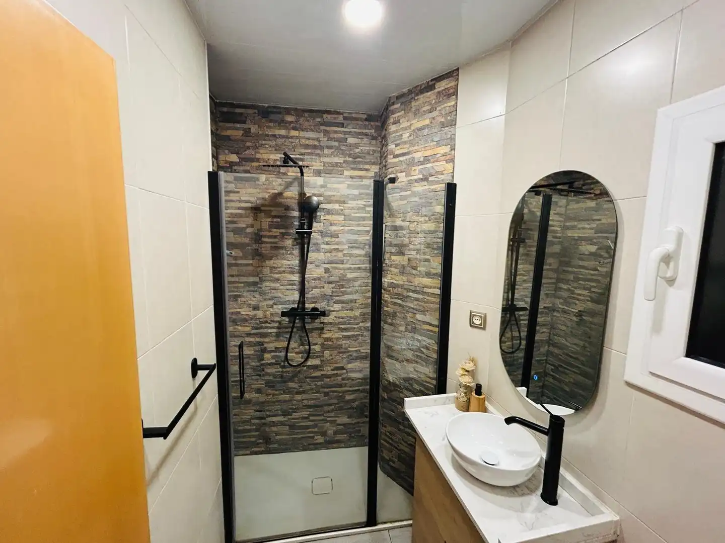 Baño de Planta baja en venta en L'Hospitalet de Llobregat con Aire acondicionado