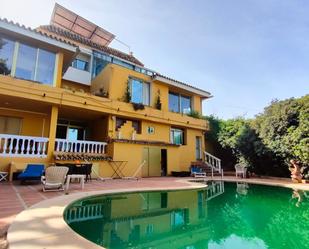 Vista exterior de Casa o xalet en venda en Marbella amb Aire condicionat, Jardí privat i Terrassa