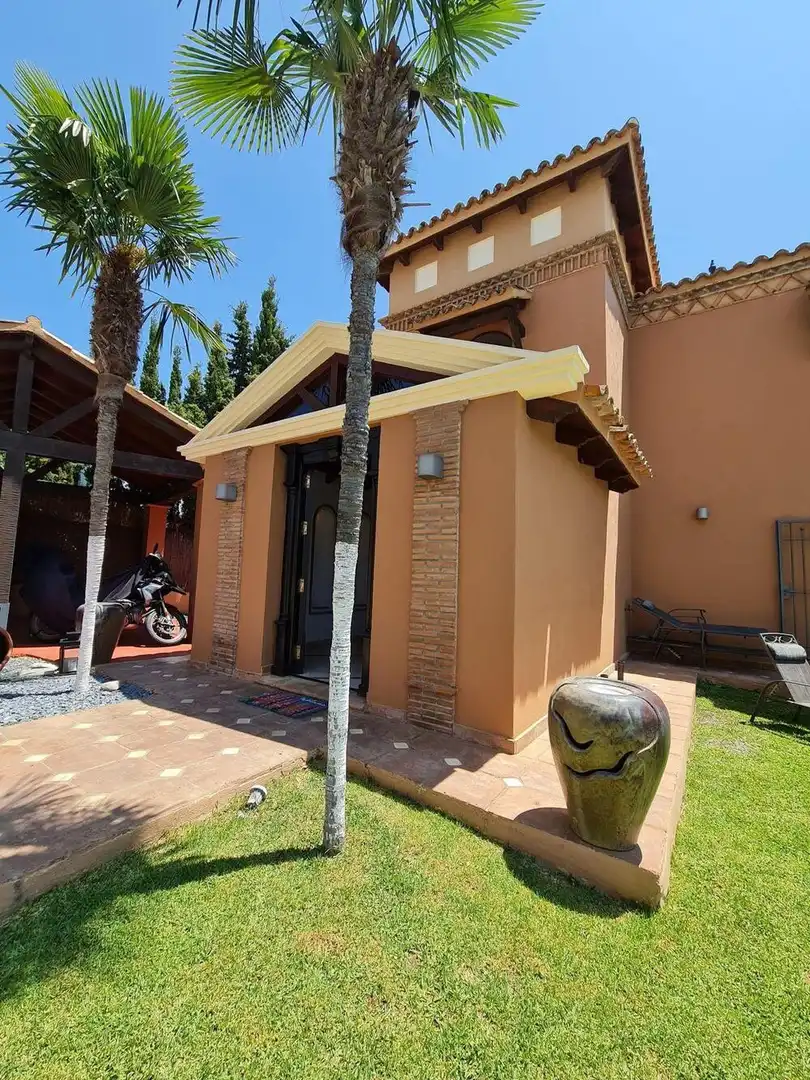 Vista exterior de Casa o xalet de lloguer en Estepona amb Aire condicionat, Jardí privat i Terrassa