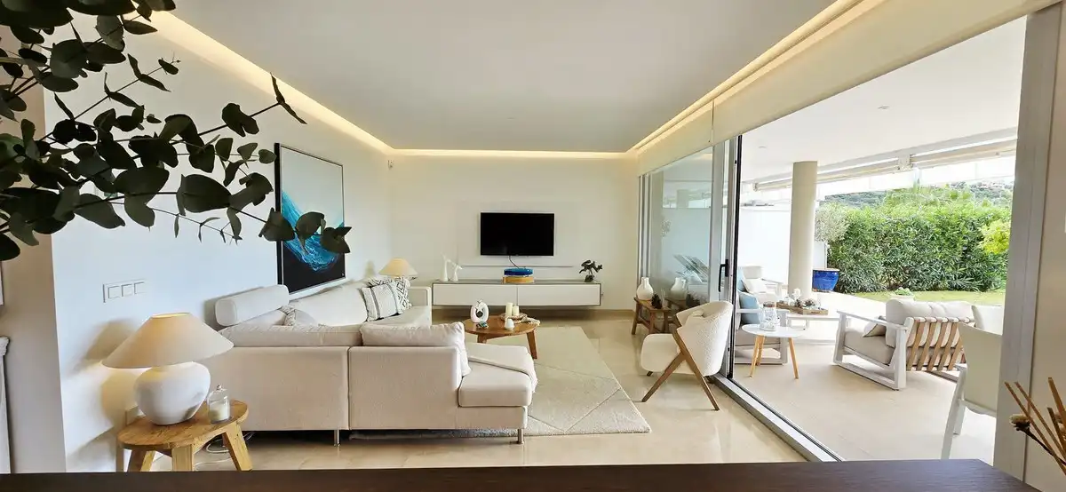 Living room of Flat for sale in Benahavís  with Air Conditioner, Terrace and Storage room